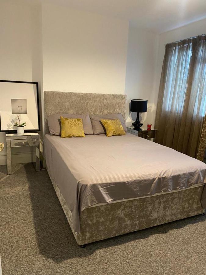 Hendon Park Apartments In London The Hyde Екстериор снимка